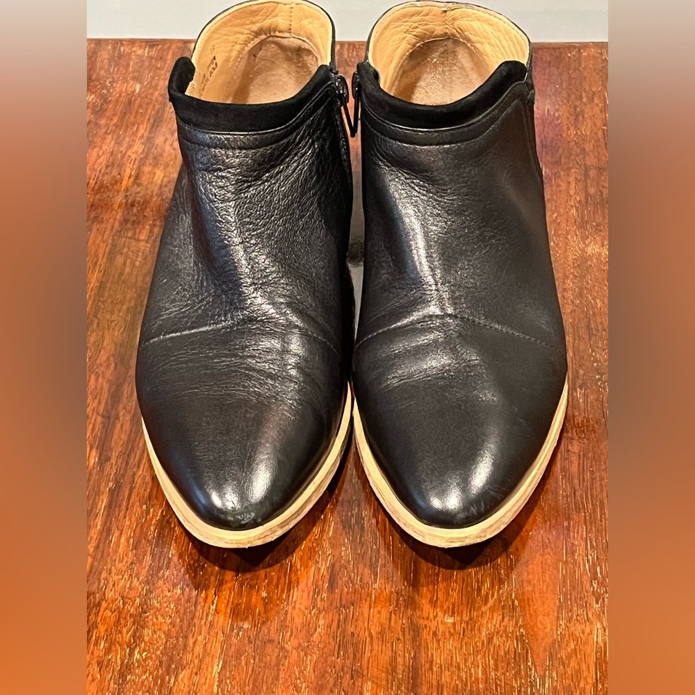 Avellini black ankle boot Size 39 (US 8.5-9)